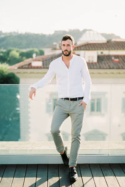 Man White Shirt Trousers Stands Glass Railing Roof Building High — Foto de Stock