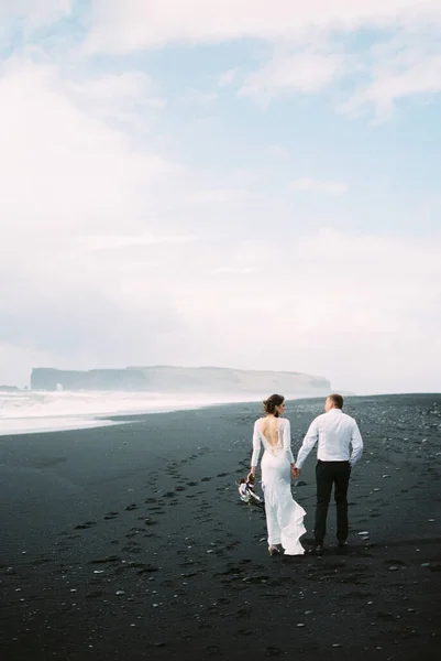 Bride Groom Walking Vik Beach Iceland High Quality Photo — Photo