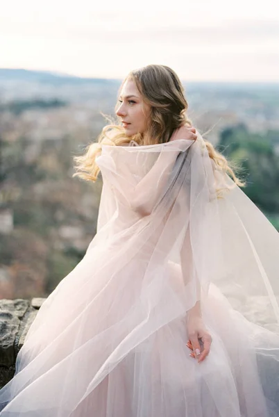 Bride Dress Cape Sits Stone Wall Bergamo Italy High Quality — ストック写真