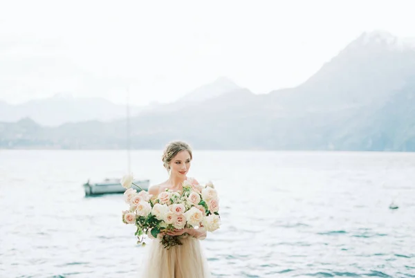 Bride Bouquet Flowers Stands Seashore High Quality Photo — 스톡 사진