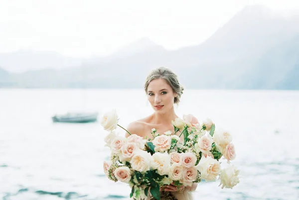 Bride Bouquet Roses Beach Portrait High Quality Photo — Stok Foto