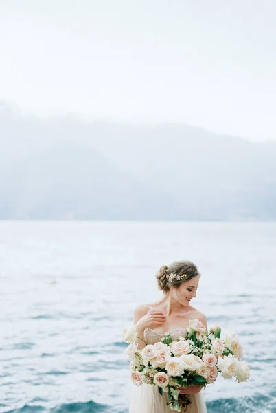 Bride Bouquet Flowers Seashore Backdrop Mountains High Quality Photo — Stok Foto