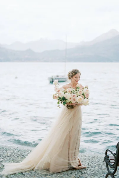 Bride Bouquet Stands Shore Lake Backdrop Mountains High Quality Photo — Φωτογραφία Αρχείου