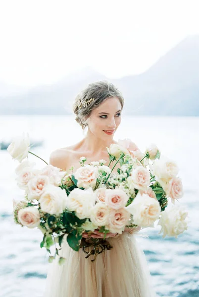 Bride Bouquet Roses Sea Backdrop Mountains High Quality Photo — Stok Foto
