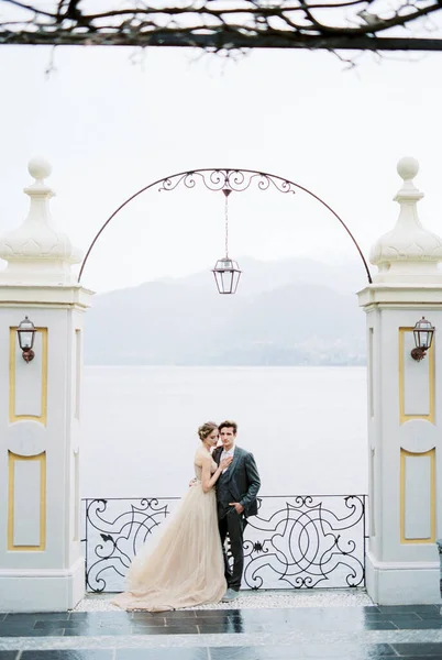 Bride Groom Hugging Arch Embankment High Quality Photo — Stok Foto