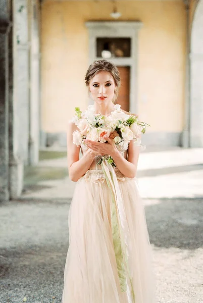 Bride Beige Lace Dress Bouquet Flowers Terrace Old Villa High — Stok Foto