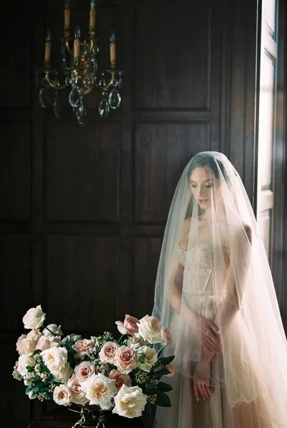 Bride Veil Looks Bouquet Flowers Vase Table High Quality Photo — Stockfoto