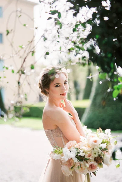 Bride Bouquet Stands Tree Como Italy High Quality Photo — Stockfoto