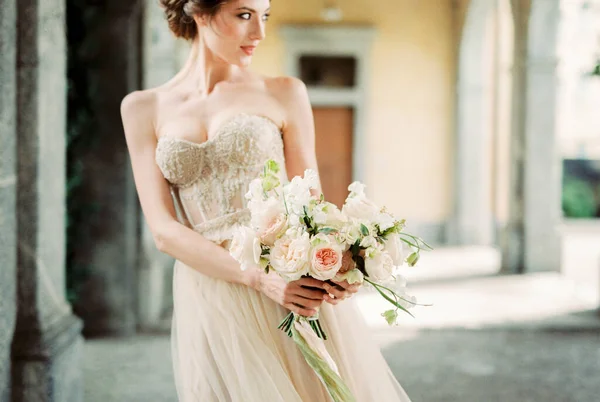 Bride Beige Shoulder Dress Holds Bouquet Roses High Quality Photo — стоковое фото