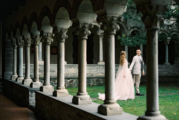 Bride Groom Stand Garden Holding Hands Terrace Columns High Quality — Stockfoto