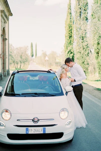 Bride Groom Standing Asphalt Road Next Car Fiat 500 High — Fotografia de Stock