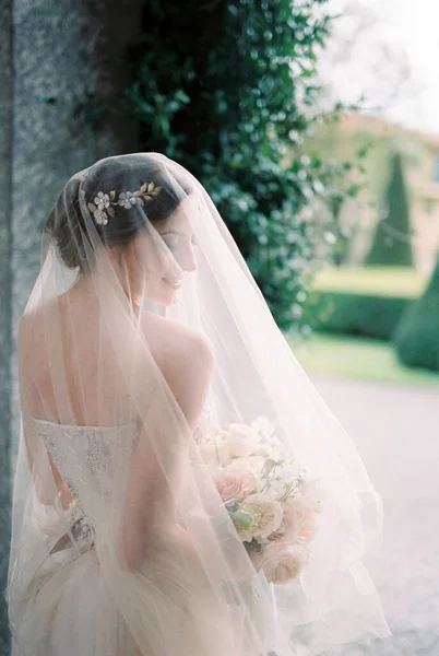 Bride Veil Stands Her Head Turned Side Column Back View — Stok Foto