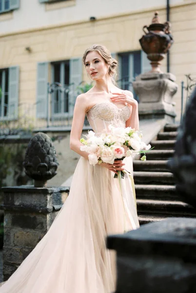 Bride Bouquet Stands Steps Front Old Villa Como Italy High —  Fotos de Stock