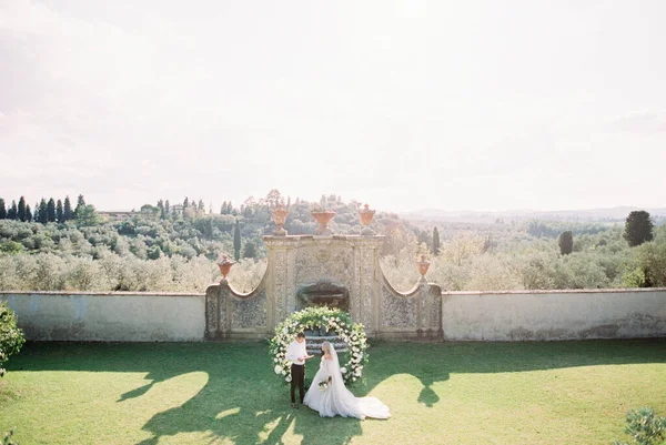Bride Groom Stand Wedding Arch Front Stone Wall High Quality — Zdjęcie stockowe