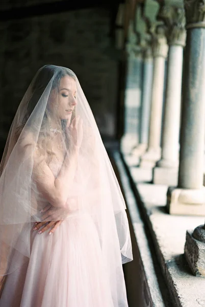 Bride Veil Stands Terrace Columns High Quality Photo — Zdjęcie stockowe