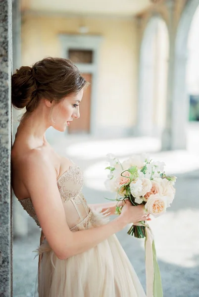 Bride Bouquet Her Hands Leaned Column Side View High Quality — Stok Foto
