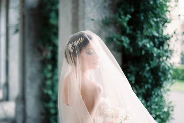Bride Dress Veil Stands Half Turned Column Portrait High Quality — Stok Foto