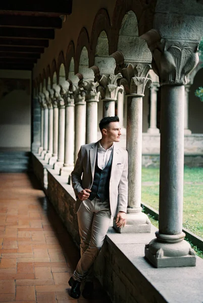 Man Suit Stands Columns Terrace Old Villa Como Italy High — стокове фото