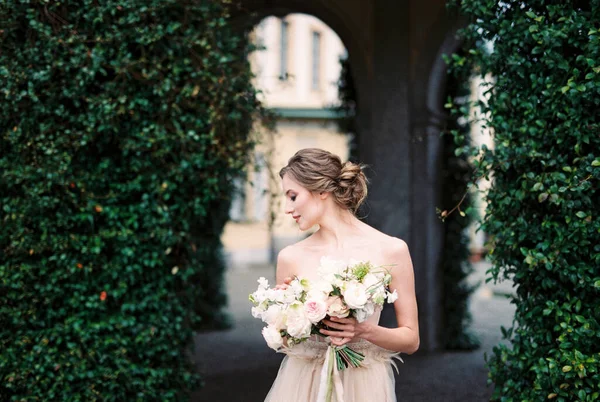 Bride Bouquet Flowers Stands Column Overgrown Green Ivy High Quality —  Fotos de Stock