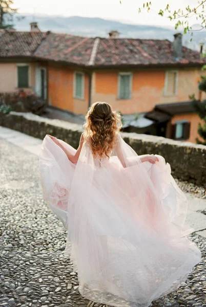 Bride Walks Street Bergamo Holding Hem Her Dress Her Hands —  Fotos de Stock