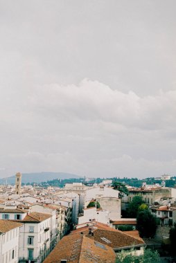 Floransa 'daki yüksek binaların kırmızı kiremitli çatıları. İtalya. Yüksek kalite fotoğraf