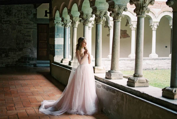 Bride Stands Her Arms Folded Her Chest Terrace Old Villa — Φωτογραφία Αρχείου
