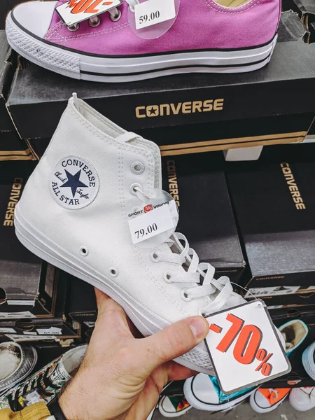 White Converse Sneaker Man Hand Store High Quality Photo — Stock Photo, Image