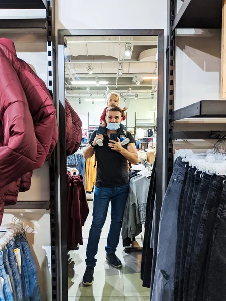Ayah Dengan Seorang Gadis Kecil Pundaknya Difoto Cermin Toko Pakaian — Stok Foto