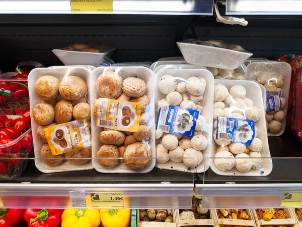 Mushrooms Packages Lie Shelf Supermarket Vegetables High Quality Photo — Zdjęcie stockowe