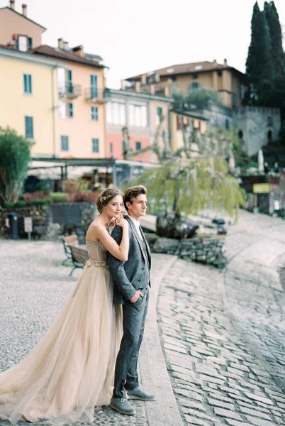 Bride Hugs Groom Embankment Varenna Italy High Quality Photo — Stock Fotó