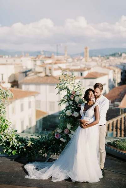 Groom Hugs Bride Wedding Arch Roof Building High Quality Photo — Stock Fotó