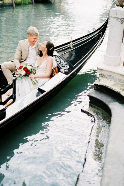 Bride Groom Ride Gondola Venice High Quality Photo — Stock Fotó