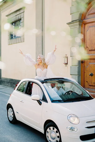 Bride Leaned Out Hatch Fiat 500 Car Her Hands High —  Fotos de Stock