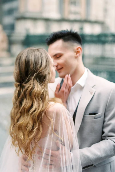 Groom Almost Kisses Bride Front Basilica Santa Maria Maggiore Bergamo — стоковое фото