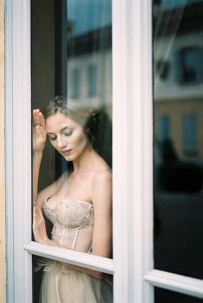 Bride Standing Her Forehead Window Old Villa Como Italy High — Fotografia de Stock