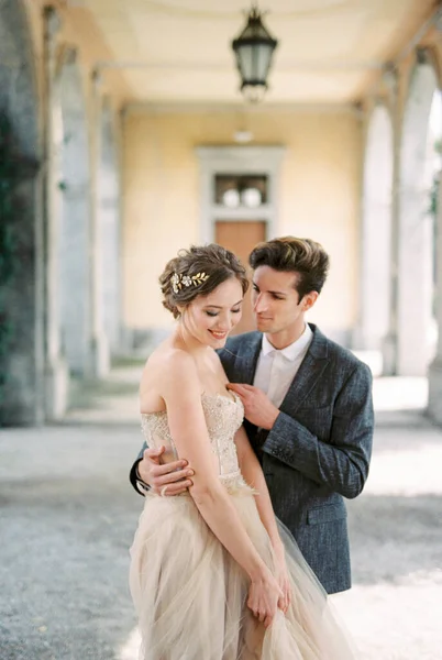 Bride Groom Hugging Terrace Arches Lake Como Italy High Quality — Fotografia de Stock