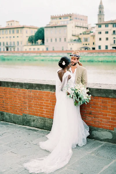 Groom Embraces Bride Embankment River Florence Italy High Quality Photo — 스톡 사진