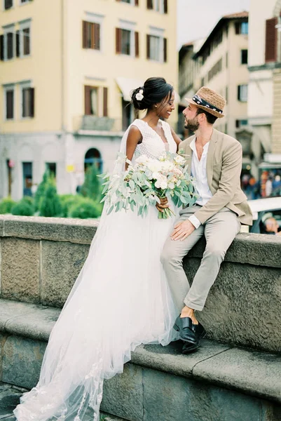 Bride Groom Sit Stone Fence Florence Backdrop Old Building High — Stock Fotó