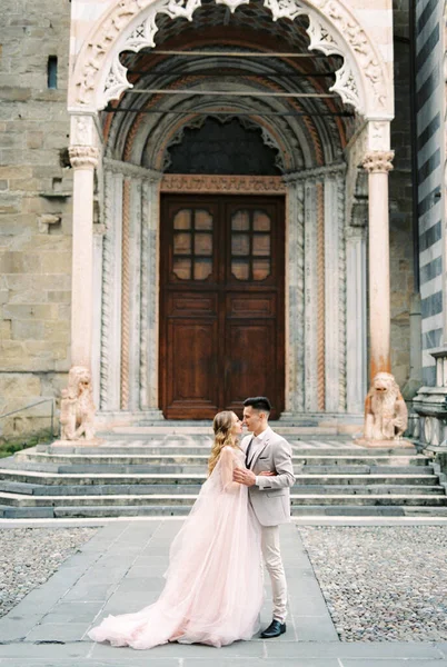Bride Groom Stand Front Basilica Santa Maria Maggiore Bergamo Italy — Stock Fotó