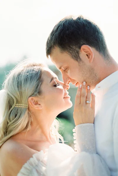 Bride White Veil Touches Groom Face Her Fingers Close High — Φωτογραφία Αρχείου