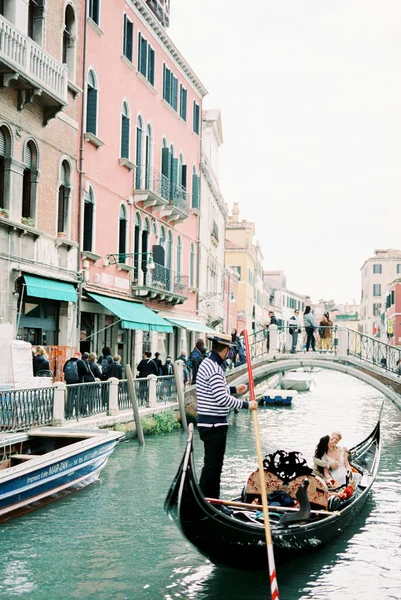 Bride Groom Sailing Gondola Bridge Canal Venice High Quality Photo — Foto de Stock