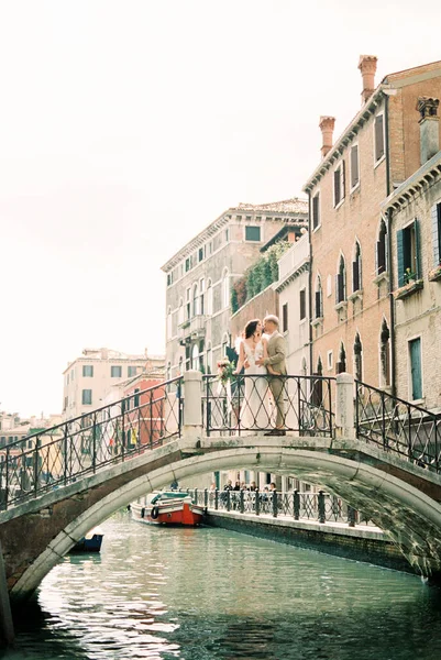 Bride Groom Stand Stone Bridge Canal Backdrop Old Houses Venice — стокове фото