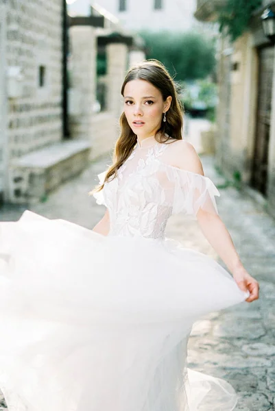 Bride Holds Hem Flowing Dress Cobbled Street High Quality Photo — Stockfoto