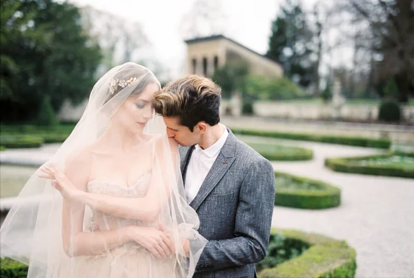 Groom Hugs Bride Kisses Her Shoulder Park High Quality Photo — Stock fotografie