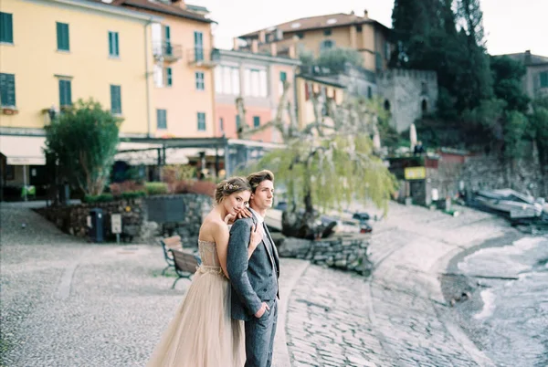 Bride Hugs Groom Embankment High Quality Photo — Φωτογραφία Αρχείου