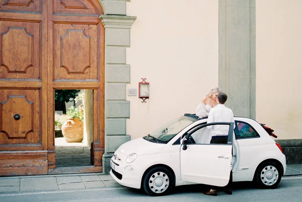 Groom Stands Open Door Bride Stands Hatch Fiat 500 Building — Foto de Stock