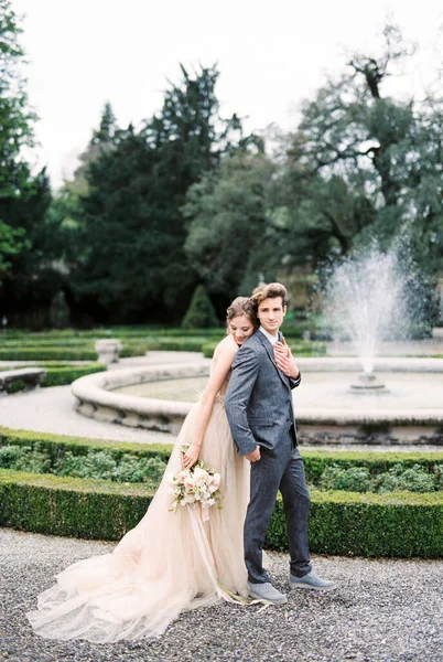 Bride Bouquet Hugs Groom Fountain High Quality Photo — 스톡 사진