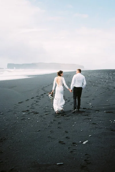Bride Groom Walk Black Sand Vik Beach Iceland High Quality — Foto Stock