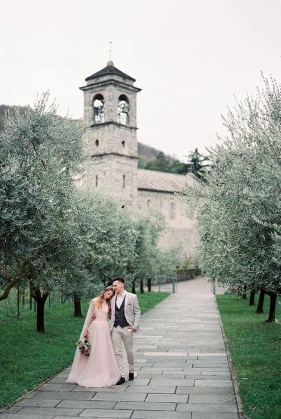 Bride Groom Stand Path Olive Grove Como Italy High Quality — 스톡 사진