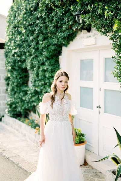 Bride White Door Building Overgrown Ivy High Quality Photo — Fotografia de Stock